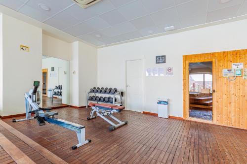 贝尼多姆GEMELOS Levante beach apartments的一间健身房,里面装有两台跑步机和举重器材