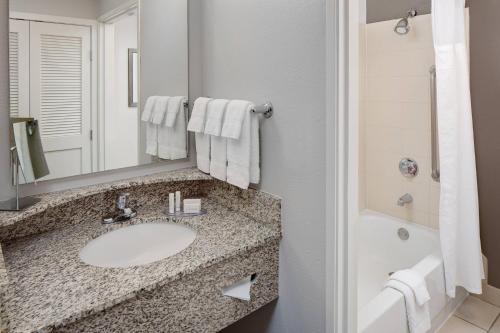沃思堡西沃斯堡I-30万怡酒店（靠近NAS JRB）的一间带水槽和镜子的浴室