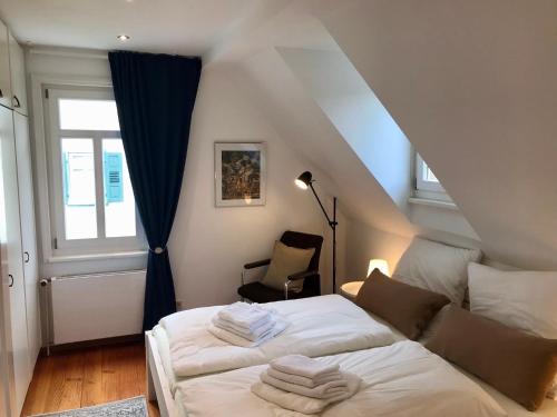 巴特黑雷纳尔布Villa Johanna的一间卧室配有一张带白色床单的床和一扇窗户。