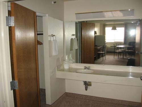 格林里弗Little Bear Motel的一间带水槽和大镜子的浴室
