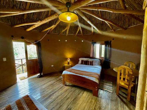 Nuevo TingoEkokuelap Lodge y turismo alternativo的一间卧室设有一张床和大型天花板