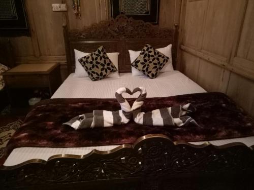 Fabulous Kashmir Srinagar客房内的一张或多张床位