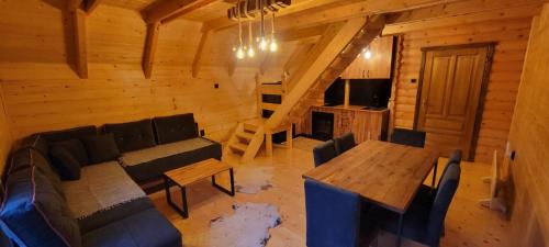 Crni VrhApartmani Prica的小屋内的客厅配有沙发和桌子