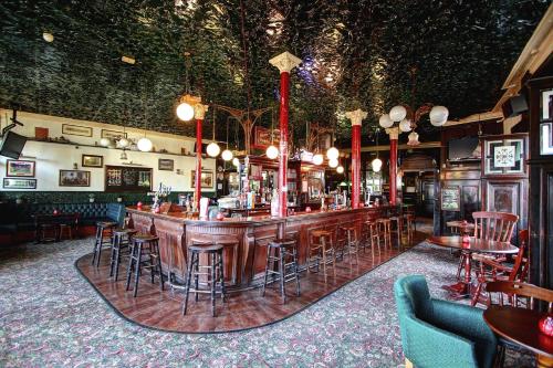 伦敦比肯斯菲尔德酒店的酒吧内带桌椅的酒吧