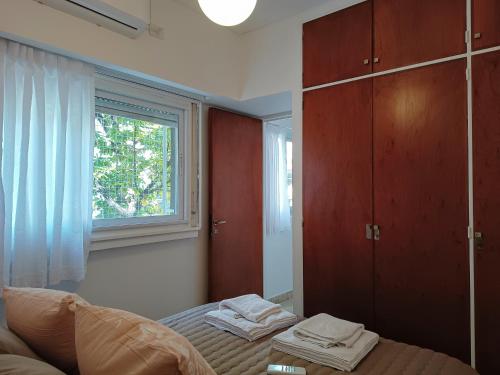 布宜诺斯艾利斯Hermoso departamento en el corazón de Palermo Soho的一间卧室配有床和带毛巾的窗户。