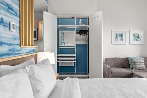 卡纳维拉尔角TownePlace Suites by Marriott Cape Canaveral Cocoa Beach的一间卧室配有一张床、一张沙发和一把椅子