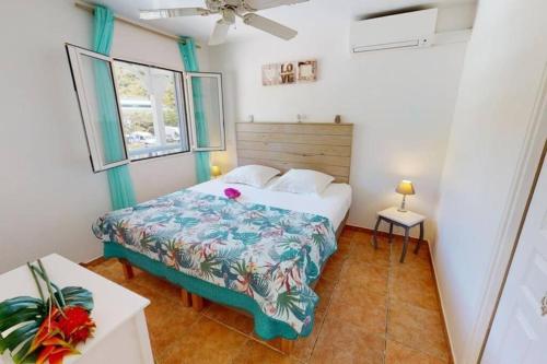 Saint MartinSeadream Paradise appartement vue piscine à 150m de la plage的一间小卧室,配有床和窗户