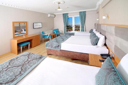 伊斯坦布尔Istanbul Panorama Hotel的酒店客房配有两张床和一张书桌