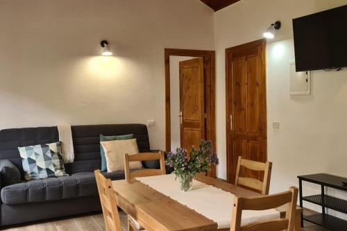 埃尔米瓜Casa Rural Antigua Escuela II的客厅配有桌子和沙发