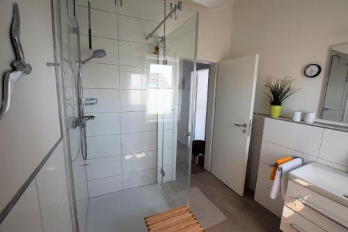 霍瓦赫特Meeresblick-Deck-44-Haus-3-WE-44的带淋浴的浴室和玻璃淋浴间