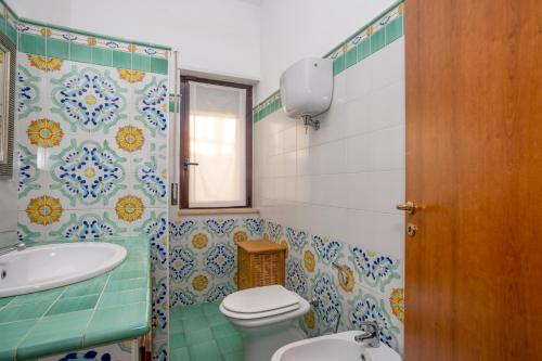 皮佐Appartamento fronte mare con parcheggio gratuito的一间带卫生间和水槽的浴室