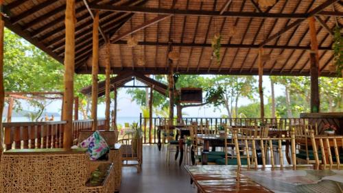 La Tranquilidad Beach Club的餐厅内带桌椅的凉亭