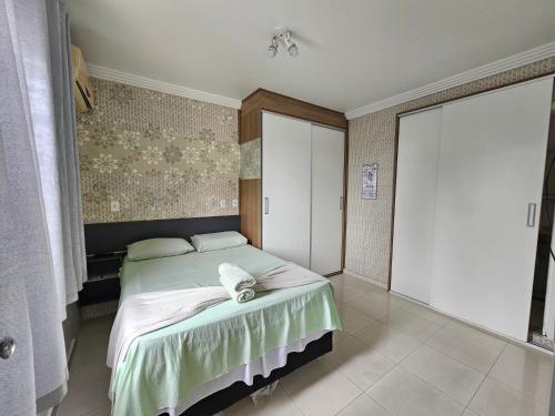 马瑙斯Pousada 218 Manaus的一间卧室,卧室内配有一张大床