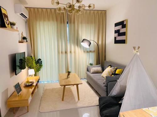 振林山森林城市 6999 Homestay【小温馨】@ 免税岛 Legoland JB SG的客厅配有沙发和桌子