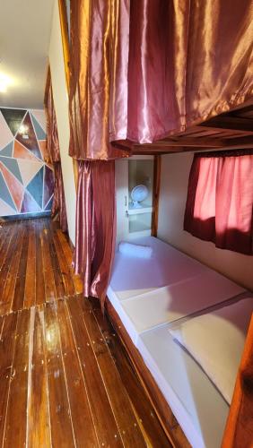 圣维森特Dam Dam Hostel的客房设有双层床和木地板。