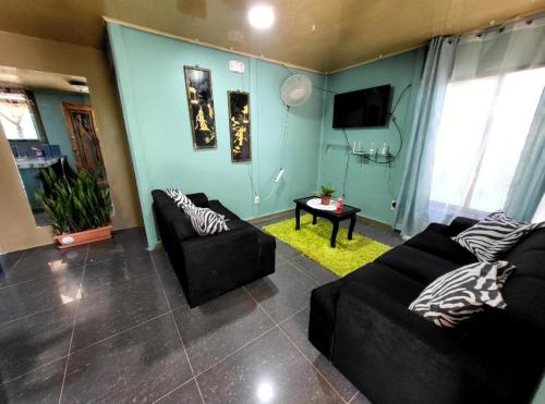 戈尔菲托Casa Mar y Arena的客厅配有两张沙发和一台电视机