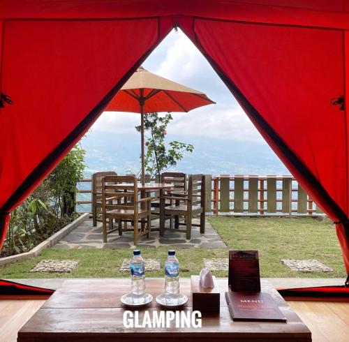 KejajarBagas Luxury Camp的帐篷顶部一张桌子和两瓶水