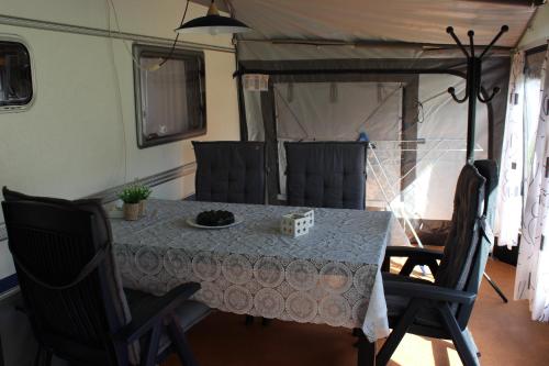 阿赫特克克Caravan 't Koekoeksnest的带帐篷的客房内的桌椅