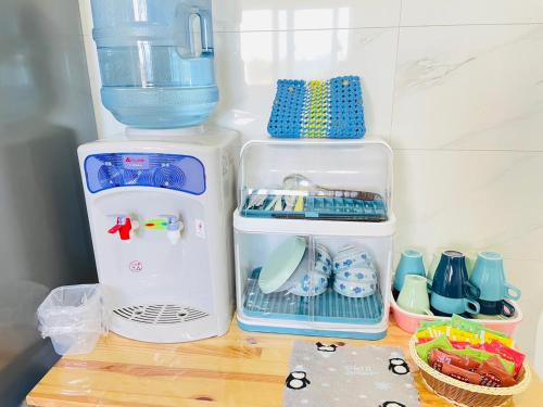 马公澎湖黑皮民宿的冰箱里装满了食物和玩具