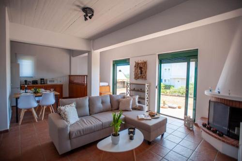 拉多斯Villa Calliope Lardos的客厅配有沙发和桌子