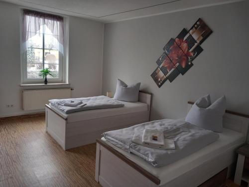 米特韦达Hotel Eintracht的客房设有两张床和窗户。