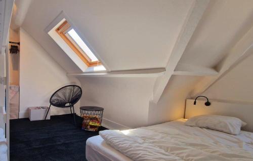 德帕内Le Petit Nord的阁楼上的卧室设有一张床,设有窗户