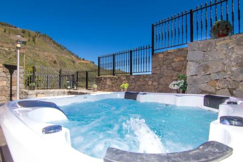 贝加德圣马特奥Villa MOGAREN的设有一个蓝色水的按摩浴缸