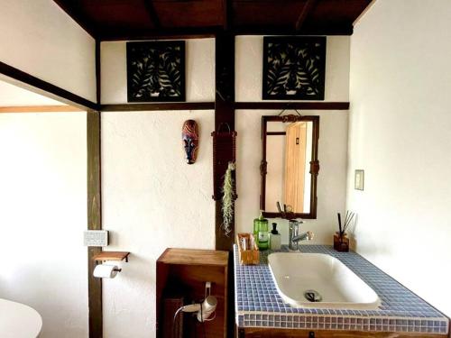 长野一棟貸し切り バリの雰囲気を楽しめる古民家vintagehouse1925Bali的带浴缸和盥洗盆的浴室