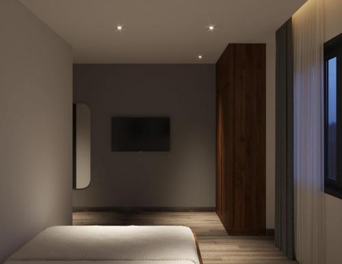 Xóm ÐéHải Âu Hotel的卧室配有一张床,墙上配有电视。