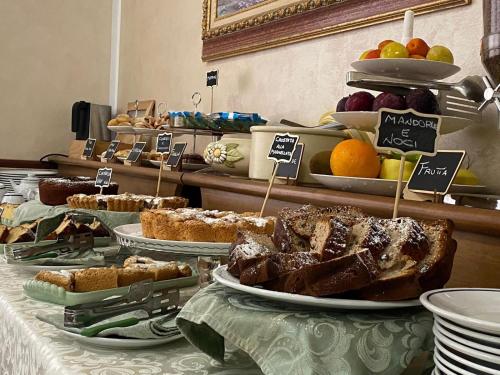 普拉亚·阿马勒雷克斯酒店的餐桌上的自助面包和糕点