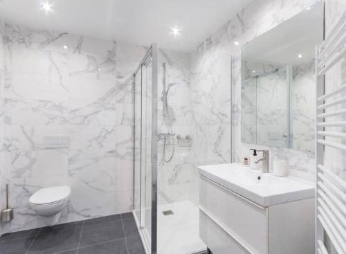 Saint-PairDeux logements voisins au calme Olivia et Victoria的白色的浴室设有卫生间和水槽。