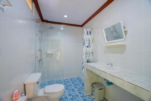 芭东海滩柠檬酒店的浴室配有卫生间、淋浴和盥洗盆。