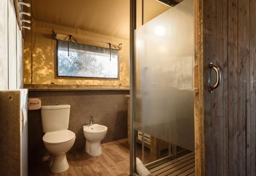 波普洛尼亚格拉姆平波焦罗索豪华帐篷的一间带卫生间和玻璃淋浴间的浴室