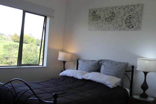 陶朗加McLaren Lake View的一间卧室设有一张大床和大窗户