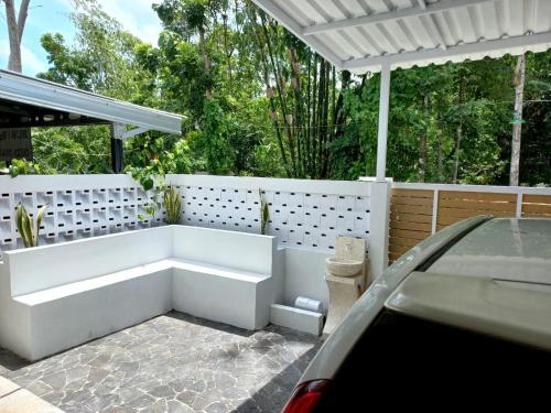 日惹rindoe jogja holiday home的后院的白色长凳,带凉棚