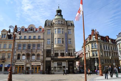 利贝雷茨布拉格利贝雷茨酒店的前面有旗帜的大建筑