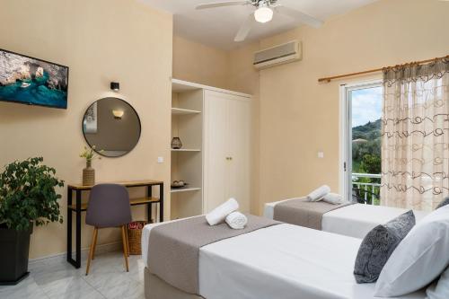 凯里翁狄奥尼修斯别墅公寓的一间卧室设有两张床和窗户。