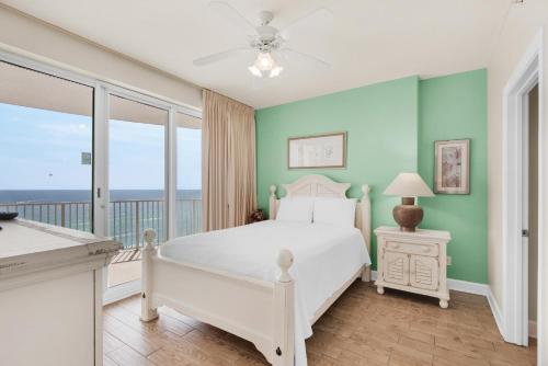巴拿马城海滩Emerald Isle 1201的一间带白色床的卧室和一个阳台