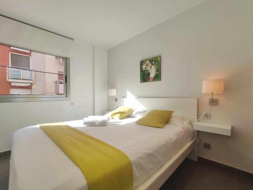 马塔罗Mazi Apartments Nest的卧室配有一张大白色床和窗户