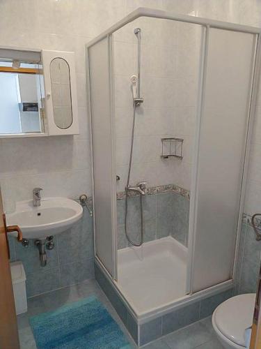 伯德古拉Apartman Melis的带淋浴和盥洗盆的浴室
