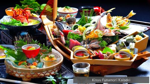 白滨Hamachidorinoyu Kaisyu的 ⁇ 上不同食物种类的桌子