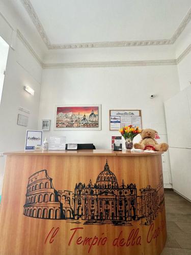 罗马首都神殿旅馆的坐在一个房间里柜台上的泰迪熊