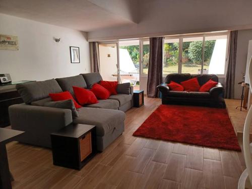 维拉摩拉Mouragolf 3 bedroom townhouse的带沙发和红色枕头的客厅