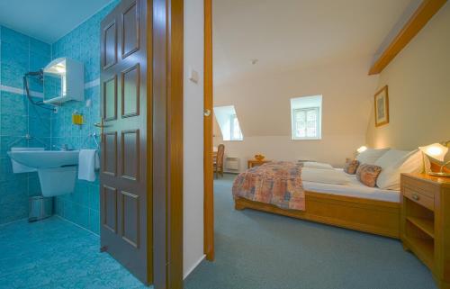 赫任斯科普拉哈酒店的客房内的浴室设有床和水槽