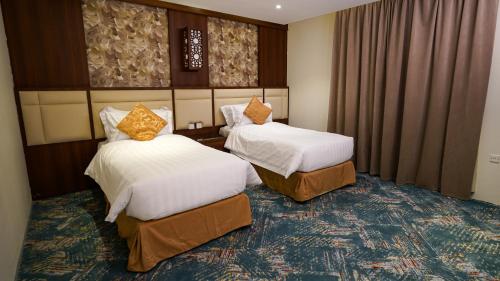 泰布克فندق جاردن فيو的酒店客房,设有两张床和窗帘