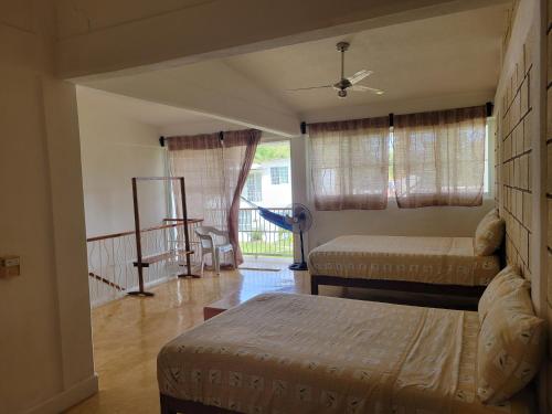 锡瓦塔塔内霍Casa Amarilla的一间带两张床和阳台的客厅