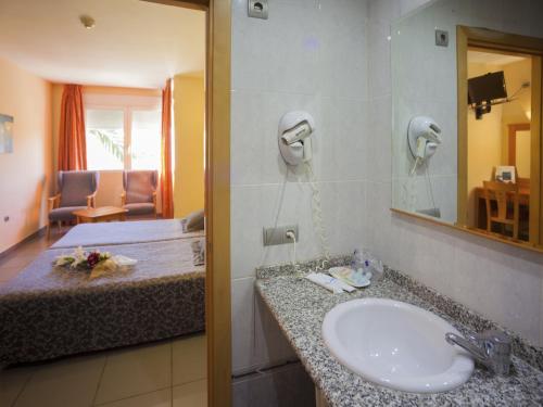 贝尼卡洛埃尔品奇德奥洛酒店的一间带水槽、床和镜子的浴室
