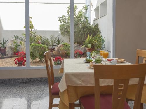 贝尼卡洛埃尔品奇德奥洛酒店的上面有食物和橙汁的桌子
