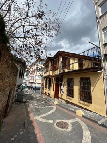 Yıldırımİnkaya hotel的城市中一条空荡荡的街道,有建筑