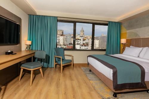 伊斯坦布尔Csk The Halich Port İstanbul的配有一张床、一张书桌和一扇窗户的酒店客房
